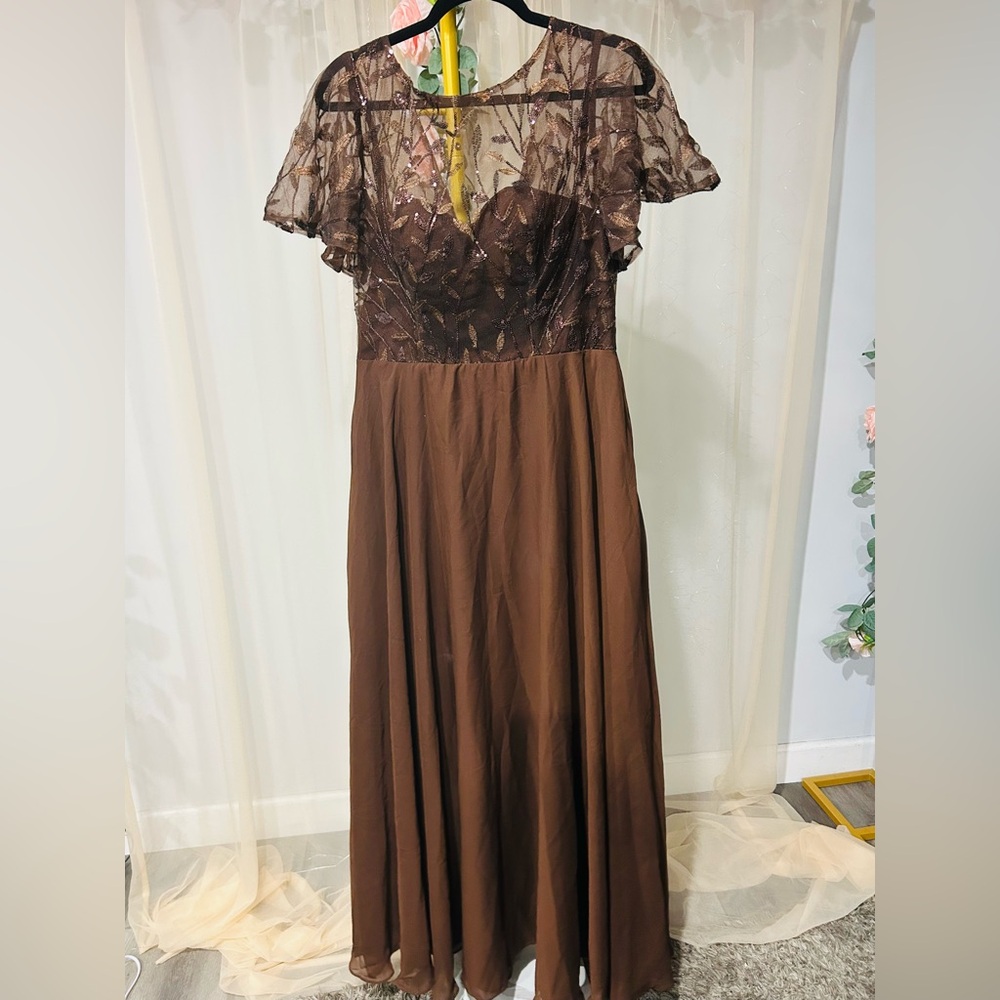 Elegant Brown Maxi Dress with Lace Bodice